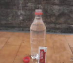 bouteille plastique Tour avec du ketchup dans une bouteille