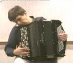 alexander joueur Alexander Dmitriev fait de l'accordéon