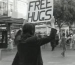 calin pancarte Free Hugs