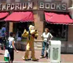 enfant chien Pluto s'énerve à Disneyland