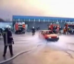eau incendie Des pompiers soulèvent une voiture avec des lances