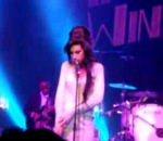 concert chanteuse Amy Winehouse sniffe un rail de coke