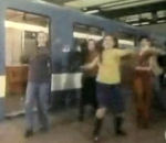 chanson metro Il fait beau dans le métro