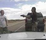 police homme Un policier utilise son taser pour un excès de vitesse