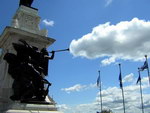 nuage statue Une statue fait des nuages avec sa trompette
