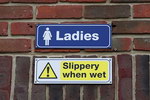 pancarte femme Les femmes : glissante quand elles mouillent