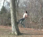back homme Backflip sur un arbre
