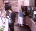 attaque femme Une femme attaquée par un distributeur de boisson