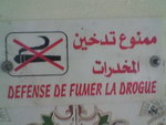 maroc pancarte Défense de fumer la drogue