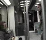 homme femme agression Ridiculisé dans le métro