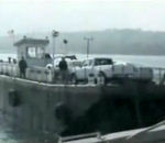 bateau chute eau Une voiture attachée à une corde tombe d'un ferry