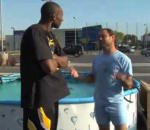basket dunk joueur Kobe Bryant saute par dessus une piscine pleine de serpents