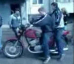 moto homme chute 2 hommes 1 moto