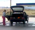 femme voiture Une femme nettoie sa voiture