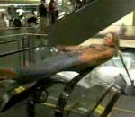 escalier femme Faire l'hélicoptère sur un escalator