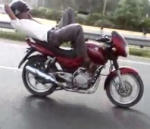 portable Faire de la moto allongé sur le dos