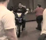 controle moto Moto dans une église
