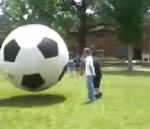 football tete face Ballon géant dans la face