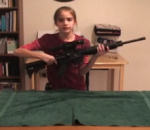 fusil Fille de 11 ans s'amuse avec un fusil AR-15