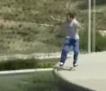 jeremy Saut en skateboard entre 2 toits