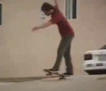 skater skateboard Un skateur sous une voiture
