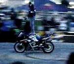 moto flip Backflip debout sur une moto