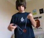 pro yo-yo enfant Grant Johnson fait du Yo-Yo
