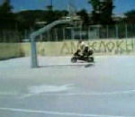 panier Wheeling en scooter sur un terrain de basket