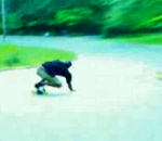 chute skateboard Grosse chute en skateboard dans un virage