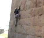 nu homme escalade Escalade d'un mur à mains nues