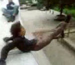 enfant chute faceplant Un enfant glisse avant son saut
