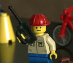 lego brique Un bonhomme en LEGO fait un canular téléphonique