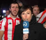 coupe football Un supporter de l'Athletic Bilbao derrière une journaliste