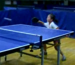 ping-pong entrainement fille Une fille de 6 ans s'entraine au ping-pong