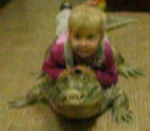 fille Un enfant de 4 ans s'amuse avec des alligators