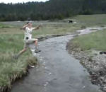 saut Saut par dessus un ruisseau