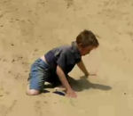 dune enfant Faceplant sur une dune