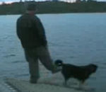 glissade eau Un homme pousse son chien à l'eau