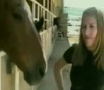 peur Une blonde effrayée par un cheval
