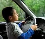 voiture volant enfant Il conduit une voiture à 7 ans