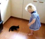 fillette mur Une fillette s'amuse avec un chaton