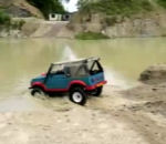 eau voiture Jeep Suzuki sous l'eau
