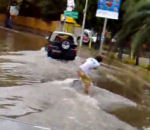 inondation rue Wakeboard sur une route inondée