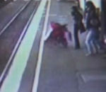bebe australie Une maman lâche sa poussette sur le quai d'une gare