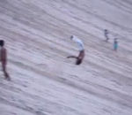 flip homme Descendre une dune de sable en backflip