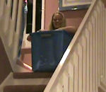 escalier femme Une blonde surfe dans l'escalier