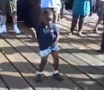 danse enfant Un enfant danse sur Michael Jackson