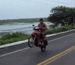 scooter regis Régis s'entraine au wheeling