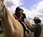 enfant 4 enfants sur un cheval