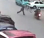 lancer homme Il lance son vélo sur des voleurs en scooter